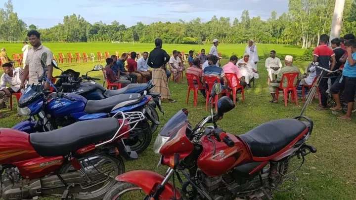 পরকীয়া করতে গিয়ে লুঙ্গি রেখেই পালালেন প্রধান শিক্ষক