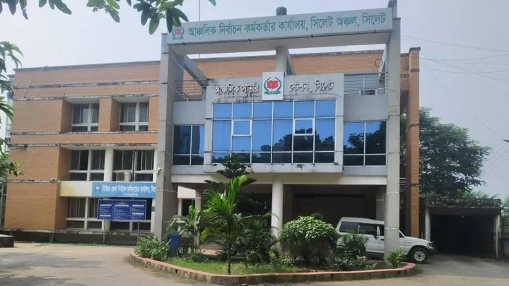 প্রবাসীকে থাপ্পড় মারার অভিযোগ সিলেটের নির্বাচন কর্মকর্তার বিরুদ্ধে