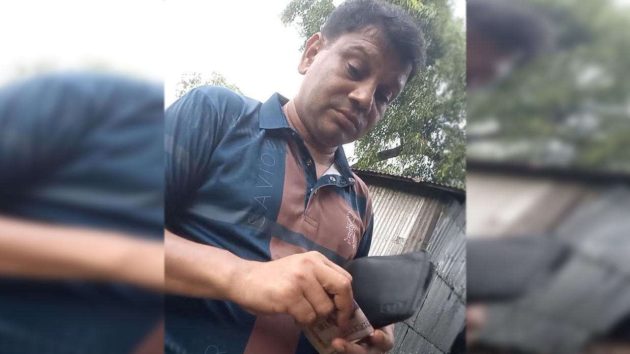 সংবাদ প্রকাশ না করতে প্রতিবেদককে টাকা দেওয়া চেষ্টা। ছবি: এশিয়া পোস্ট
