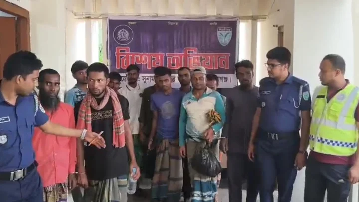 নদীতে অবৈধ বালু-পাথর উত্তোলন, তিন নৌকাসহ আটক ৮