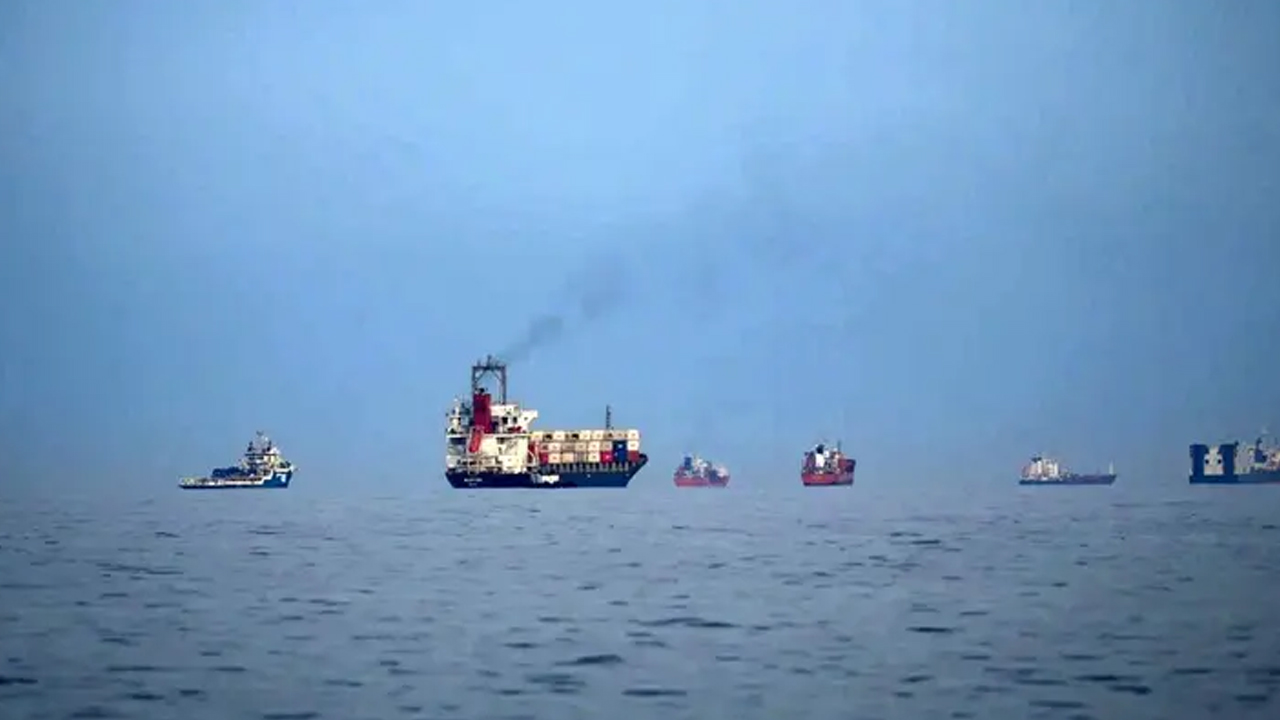 বাব আল-মান্দেবে হুতিদের হামলায় নিহত ৬, হরমুজে জাহাজে মার্কিন হামলা