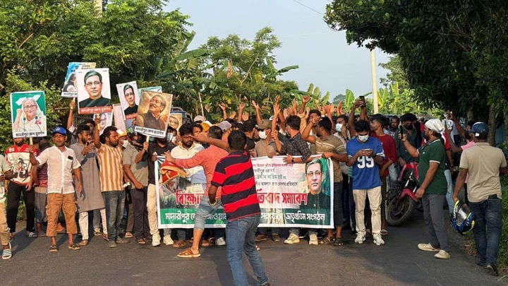 আ.লীগের ৭ নেতার মৃত্যুদণ্ড: মাদারীপুরে বিক্ষোভ, সড়ক অবরোধ