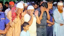 প্যারোলে মুক্তি পেয়ে মায়ের জানাজায় আ.লীগ নেতা