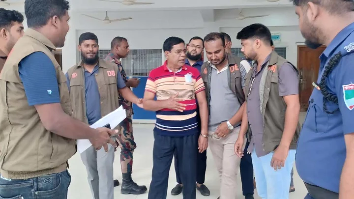 ভারতে যাওয়ার সময় আওয়ামী লীগ নেতা গ্রেপ্তার