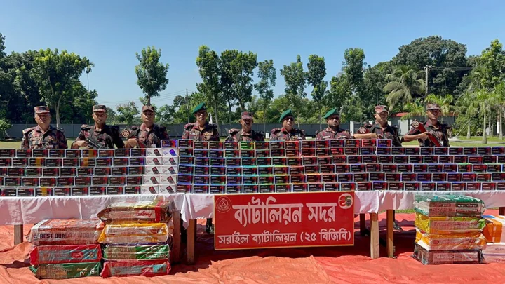 কার্টন ফেলে পালালেন পাচারকারীরা, খুলতে মিলল ১২ কোটি টাকার মোবাইল ডিসপ্লে