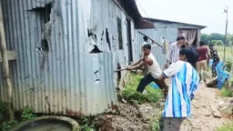 ব্রাহ্মণবাড়িয়ায় ‘মাদক কারবারির’ বাড়িতে স্থানীয়দের ভাঙচুর