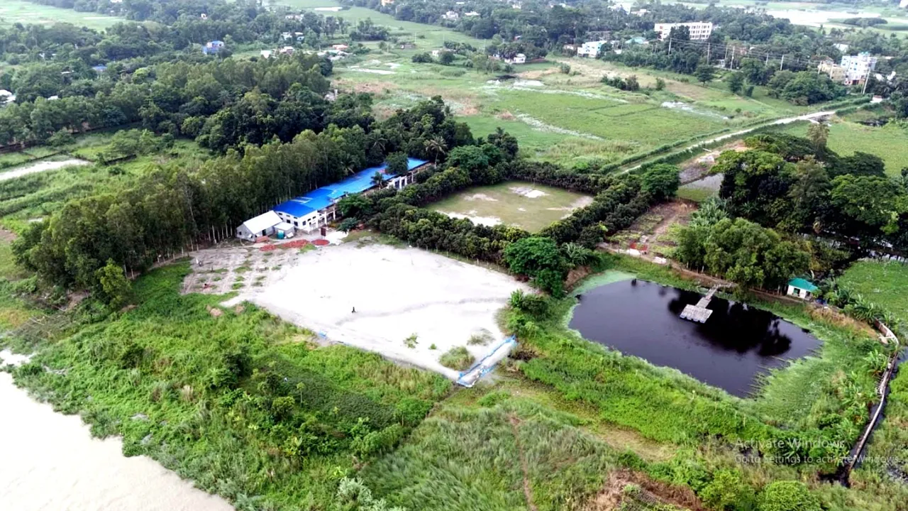 কেরানীগঞ্জের মোহাম্মাদপুর থানাধীন কলাতিয়ার ধলেশ্বর নদীর কূলঘেঁষে নির্মাণ করা হচ্ছে বাবরি মসজিদ। ছবি: মামুনুল হকের ফেসবুক পেইজের ভিডিও থেকে নেওয়া