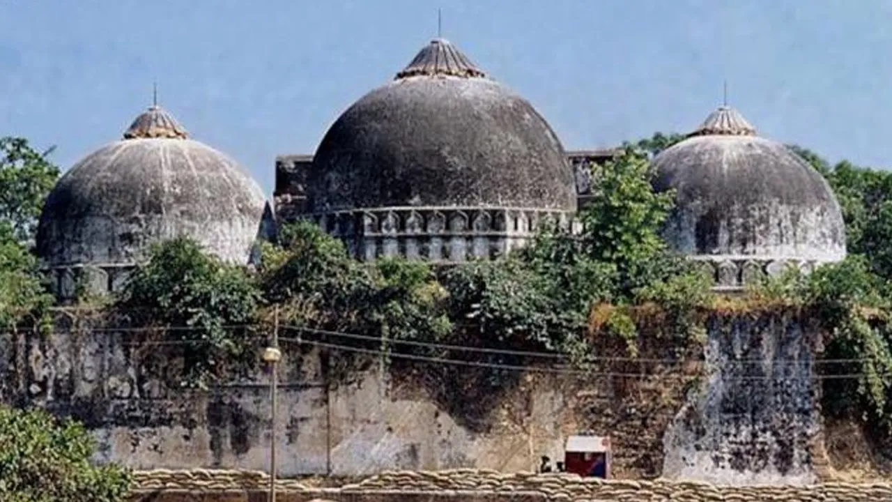 ভারতের উত্তরপ্রদেশের অযোধ্যায় অবস্থিত বাবরি মসজিদ, যা ১৯৯২ সালে ভারতীয় উগ্র হিন্দুরা ভেঙে ফেলে। ছবি: উইকিপিডিয়া