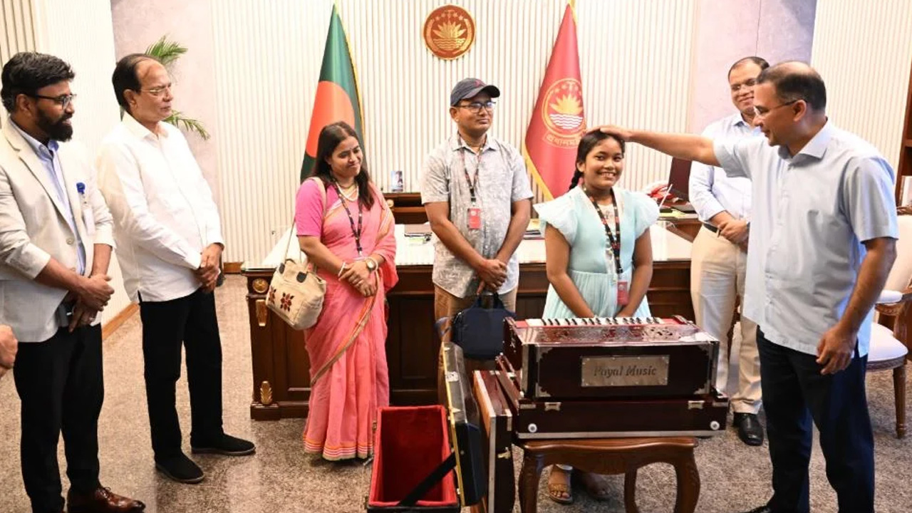 চিঠির জাদুতে মিলল দেখা, প্রধানমন্ত্রীর উপহার হারমোনিয়াম