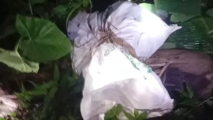 শিশুর গলাকাটা বস্তাবন্দি লাশ উদ্ধার, ক্ষোভে বাড়িতে আগুন