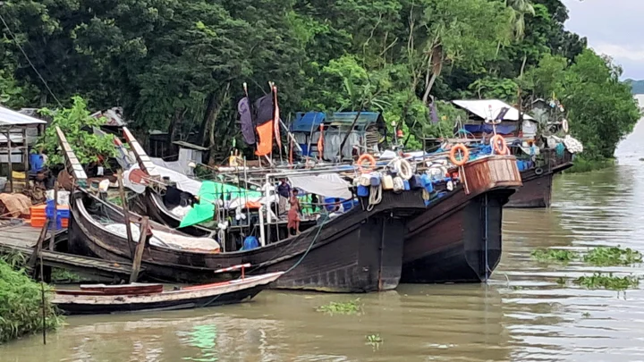 বৈরী আবহাওয়ায় সাগর উত্তাল, সুন্দরবনে আশ্রয় নিল শত শত ফিশিং ট্রলার