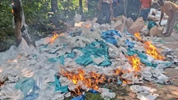বাগেরহাটে আগুনে পুড়িয়ে ধ্বংস ২ হাজার কেজি পলিথিন