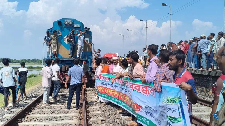 ১৫ দিনের মধ্যে রেলস্টেশন চালুর দাবি, ট্রেন থামিয়ে বিক্ষোভ