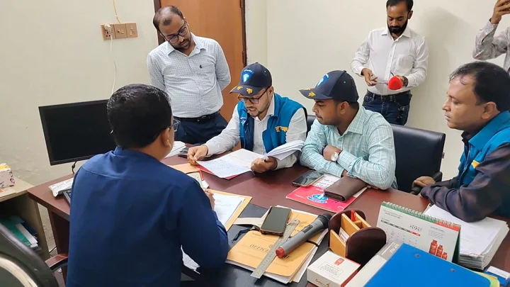 বাগেরহাট বিআরটিএতে দুদক, মিলেছে অনিয়মের তথ্য