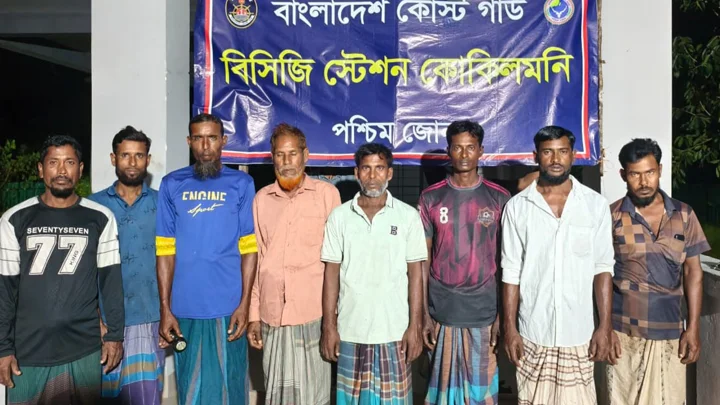বিকল নৌকায় সমুদ্রে ভাসছিলেন আট জেলে, উদ্ধার করল কোস্টগার্ড