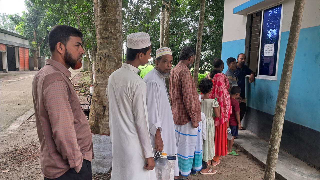 খামারে বিক্রি করা হচ্ছে মহিষের দুধ। খুচরা ক্রেতারা দুধ কেনার জন্য সারিবদ্ধভাবে অপেক্ষা করছেন। ছবি: এশিয়া পোস্ট