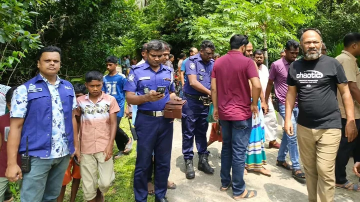 বাগেরহাটে ব্যবসায়ীর বাড়িতে ডাকাতি, বোমা মেরে লাপাত্তা ডাকাতদল