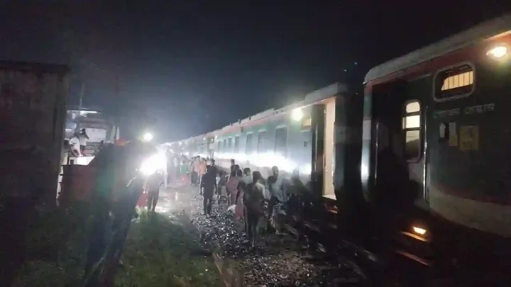 ৫ ঘণ্টা পর সান্তাহারে ট্রেন চলাচল স্বাভাবিক