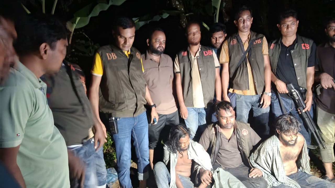 বগুড়ায় রিভলবার, দেশীয় অস্ত্রসহ গ্রেপ্তার ৩