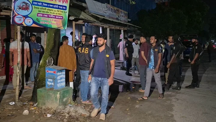 বগুড়ায় দুই রাউন্ড ফাঁকা গুলির পর যুবককে ছুরিকাঘাত