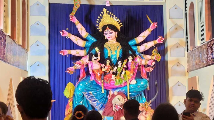 বগুড়ায় ১৯ ফুট উচ্চতার দুর্গা প্রতিমা, দেখতে দর্শনার্থীদের ভিড়