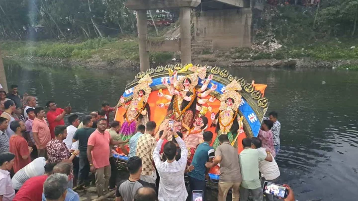 বগুড়ায় প্রতিমা বিসর্জনে শেষ হলো দুর্গোৎসব