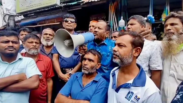 বগুড়ায় উচ্ছেদ অভিযানে বাধা, লাঠিসোঁটা নিয়ে ফুটপাতে ব্যবসায়ীরা