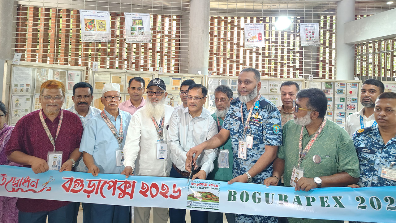 প্রদর্শনীর উদ্বোধন করেন অতিথিরা। ছবি: এশিয়া পোস্ট