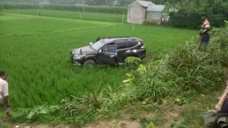 পথচারীকে বাঁচাতে গিয়ে দুর্ঘটনার শিকার জনপ্রশাসন ও খাদ্য প্রতিমন্ত্রীকে বহনকারী গাড়ি