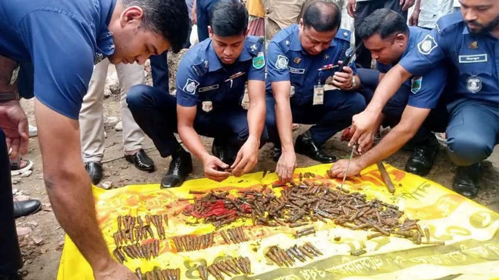 বগুড়ায় নালা খননের সময় পাওয়া গেল ৩৩৪টি গুলি