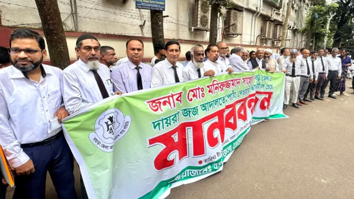 বগুড়ার জেলা জজের পদায়ন বাতিলের দাবি আইনজীবীদের