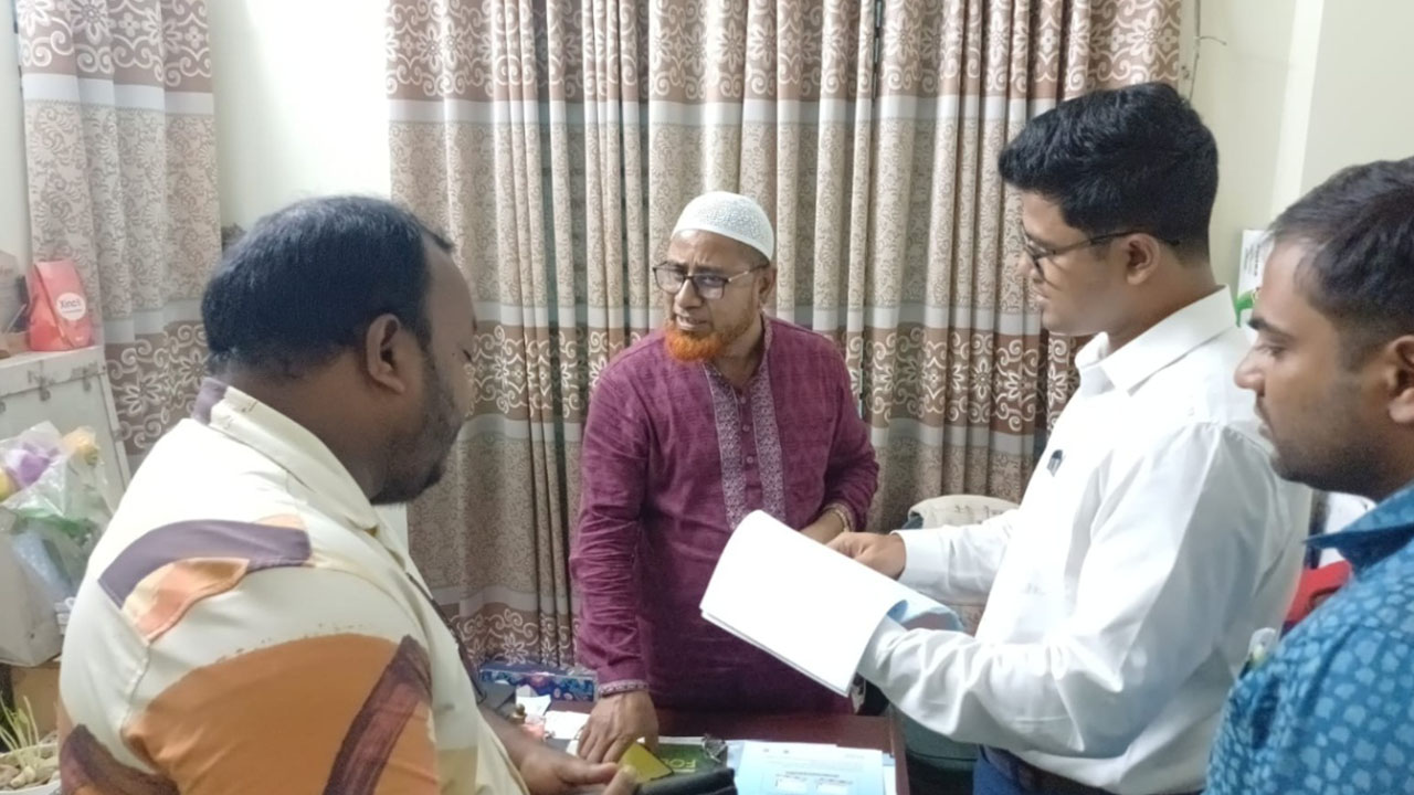 বগুড়ায় ডায়াগনস্টিক সেন্টারে অভিযান, ধরা পড়লেন ভুয়া চিকিৎসক