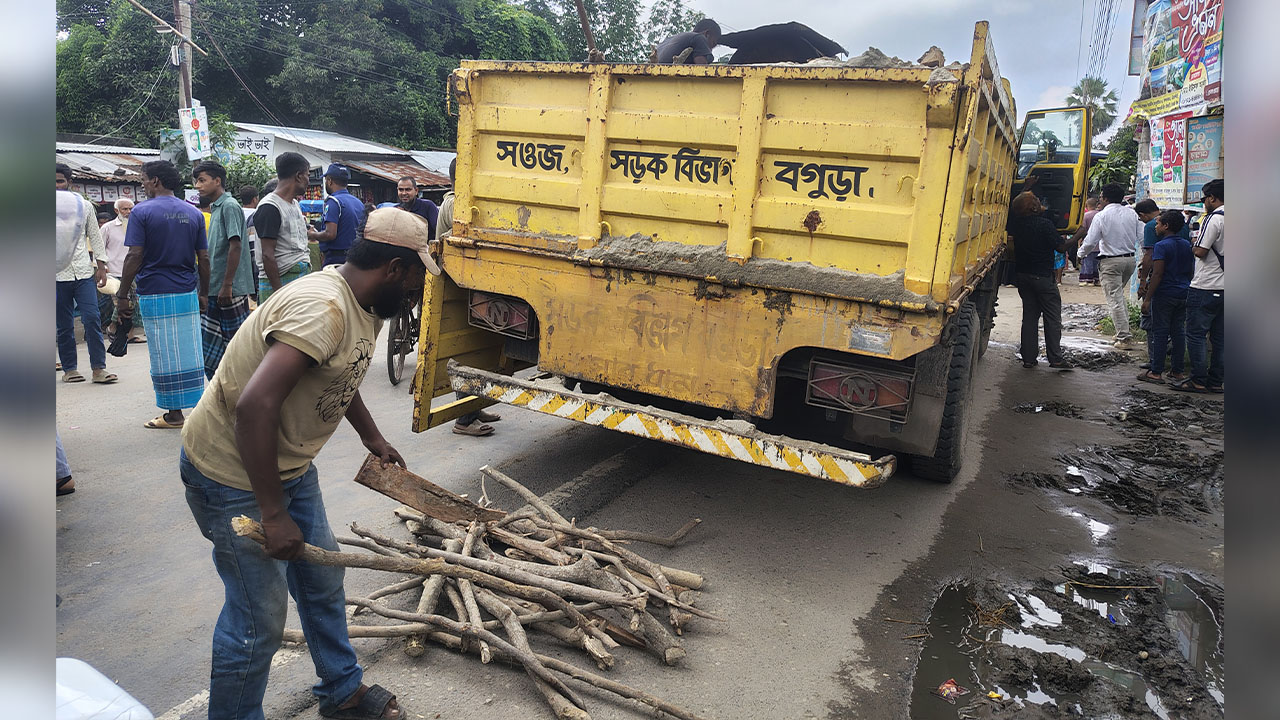বিক্ষোভের মুখে তাৎক্ষণিক স্পিডব্রেকার নির্মাণ শুরু