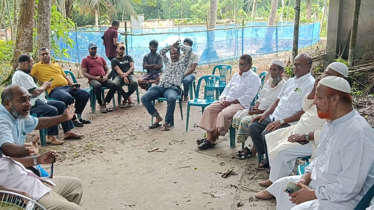 বালাকান্দি গ্রামবাসী। ছবি: এশিয়া পোস্ট