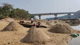 প্রশাসনকে ‘ম্যানেজ’ করেই চলছে অবৈধ বালু বাণিজ্য