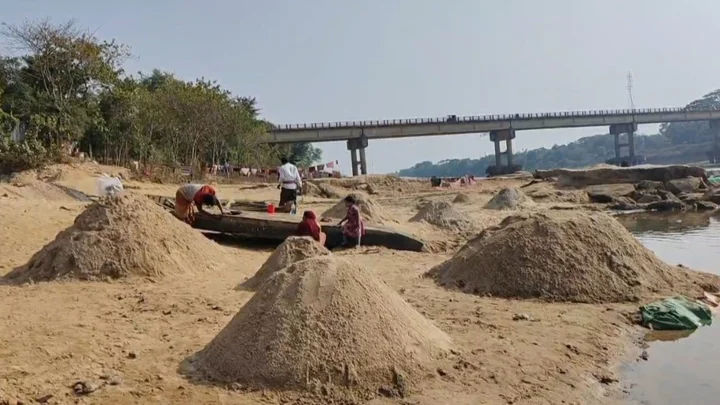 প্রশাসনকে ‘ম্যানেজ’ করেই চলছে অবৈধ বালু বাণিজ্য
