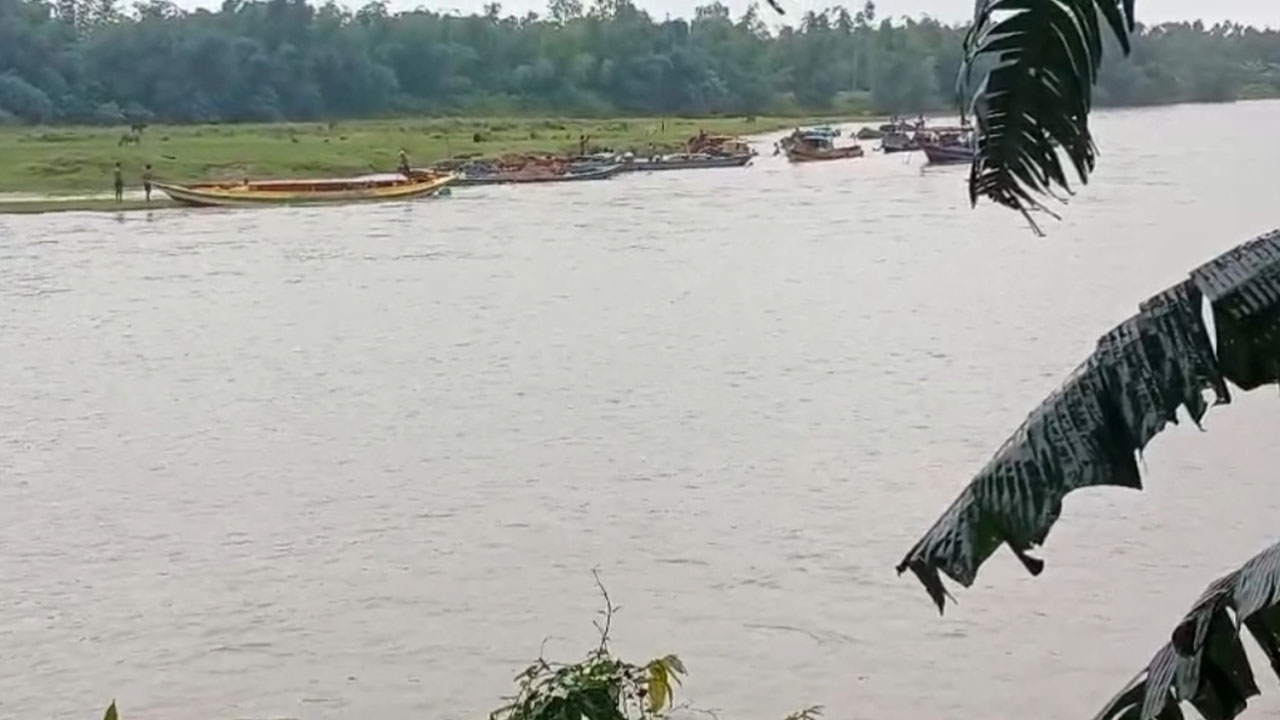 নদী থেকে উত্তোলন করা হচ্ছে বালু। ছবি: এশিয়া পোস্ট