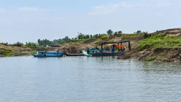 সিরাজগঞ্জে আ.লীগ নেতার অবৈধ বালু উত্তোলন, হুমকির মুখে ফসলি জমি