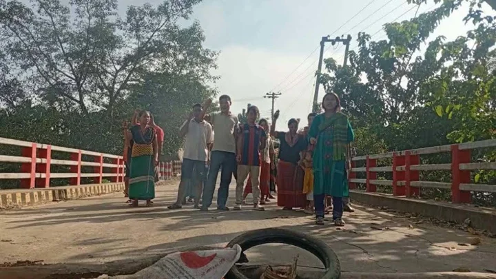 সাজেক সড়কে অনির্দিষ্টকালের অবরোধ, বিপাকে পর্যটকরা