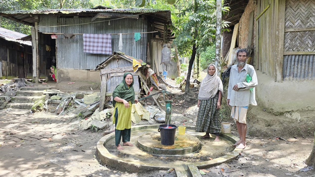 দুর্গম পাহাড়ি এলাকায় বাসিন্দাদের সুবিধার জন্য বাড়ির কাছেই স্থাপন করা হয় পানির টিউবয়েল। ছবি: এশিয়া পোস্ট