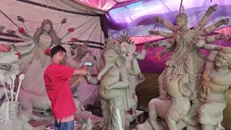 প্রতিমা গড়েই সংসার, বাড়তি খরচের বিপাকে মৃৎশিল্পী বাবলু