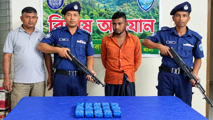 ২০ হাজার ইয়াবাসহ যুবক আটক, লাফিয়ে পালালেন সঙ্গী