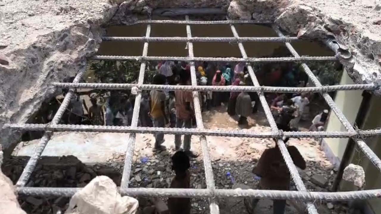 আসামি মোস্তফা প্রামাণিকের বাড়ি ভাঙচুর বিক্ষুব্ধ জনতার। ছবি: এশিয়া পোস্ট
