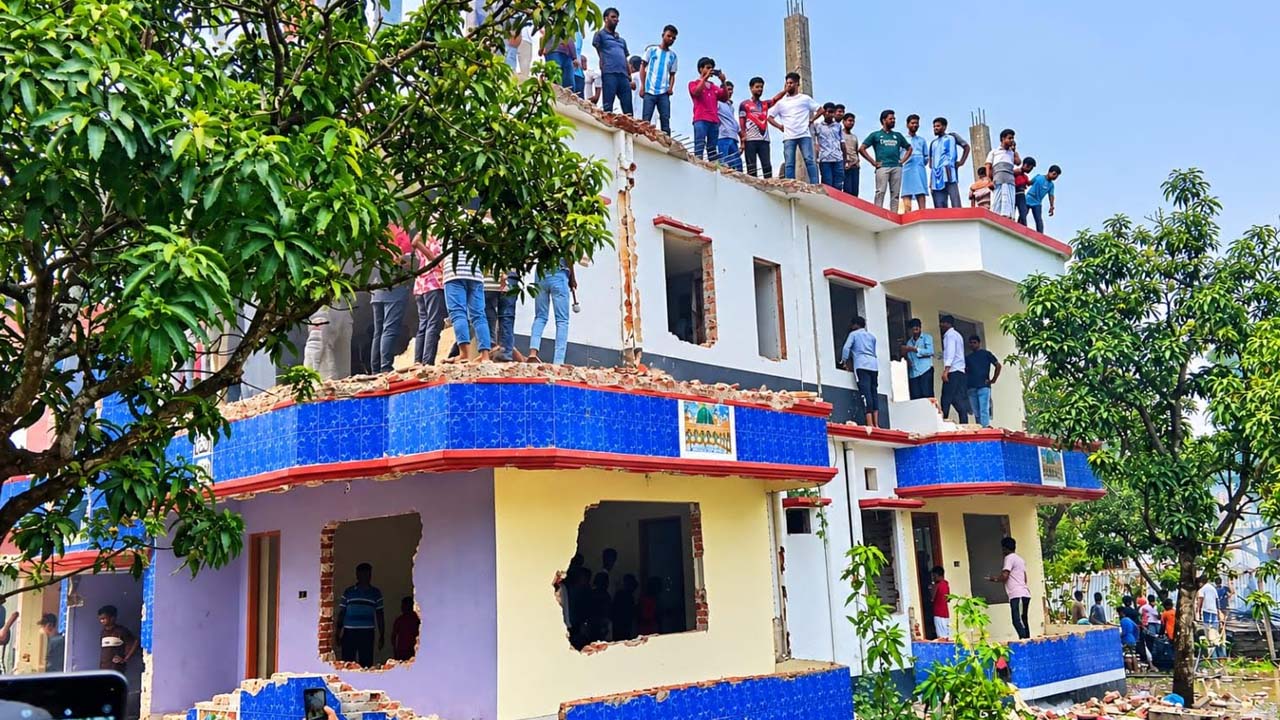 আসামি মোস্তফা প্রামাণিকের বাড়ি ভাঙচুর বিক্ষুব্ধ জনতার। ছবি: এশিয়া পোস্ট
