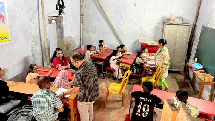 ঢাকার সরকারি স্কুলে এক কক্ষেই ৩ শ্রেণির ক্লাস, নেই নিরাপদ পানি-শৌচাগার