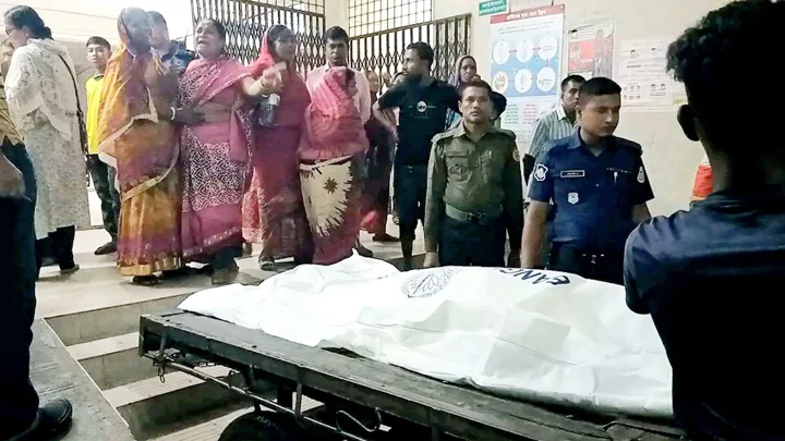 বরগুনায় হাসপাতালে স্ত্রীর মরদেহ রেখে পালিয়েছেন স্বামী