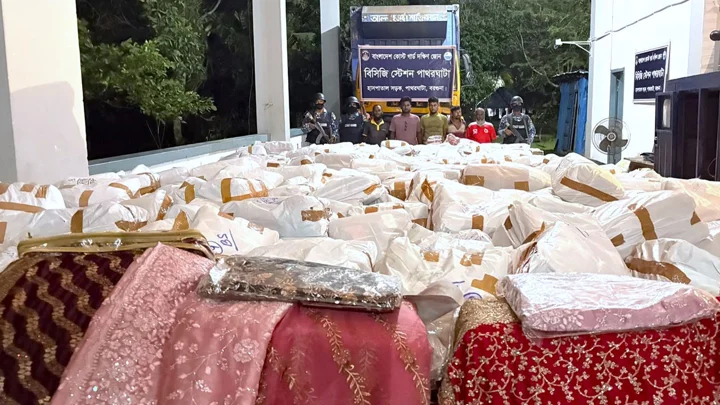 শুল্ক ফাঁকি দিয়ে আনা সাত কোটি টাকার ভারতীয় শাড়ি-পাঞ্জাবি জব্দ