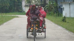 রাহেলার রিকশায় প্রশাসক-ইউএনও, শুনলেন সংগ্রামের গল্প