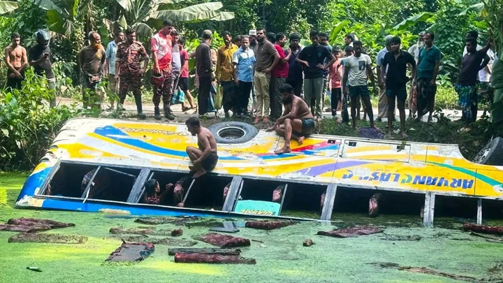 নিয়ন্ত্রণ হারিয়ে পুকুরে যাত্রীবাহী বাস, একজনের মরদেহ উদ্ধার