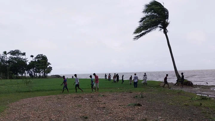 মেঘনার তীরে অজ্ঞাত ব্যক্তির মরদেহ
